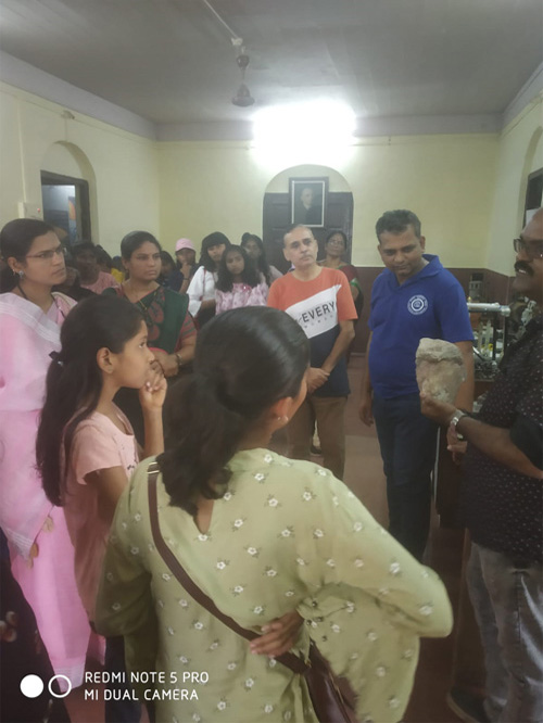 Marathi Kanya Prathamik Shala, Osmanabad visited Magnetic Observatory, Alibag