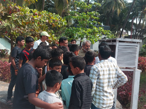 Marathi Kanya Prathamik Shala, Osmanabad visited Magnetic Observatory, Alibag
